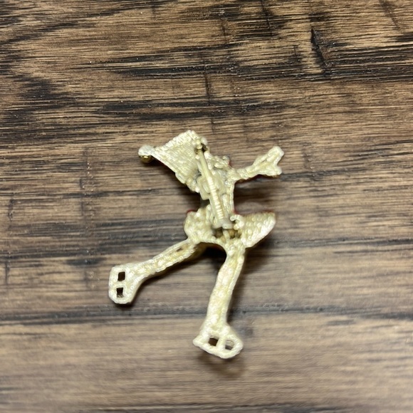 Vintage Ice Skater Brooch Red with Faux Pearl Gold tone - Picture 9 of 9